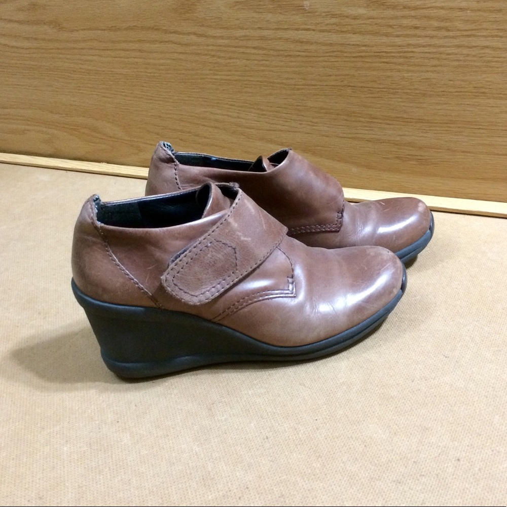Women’s Easy Spirit antigravity leather wedges